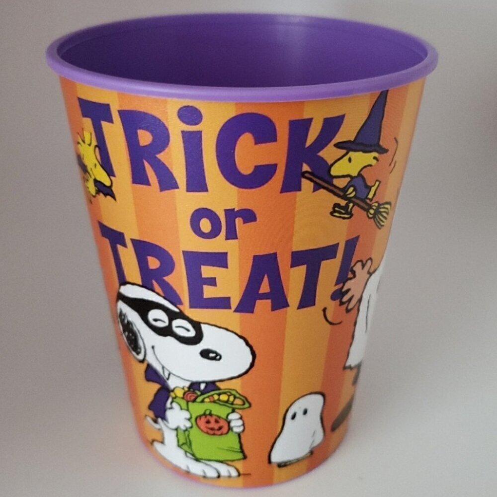 Hallmark Party Halloween Trick or Treat Charlie Brown, Snoopy & Lucy plastic cup